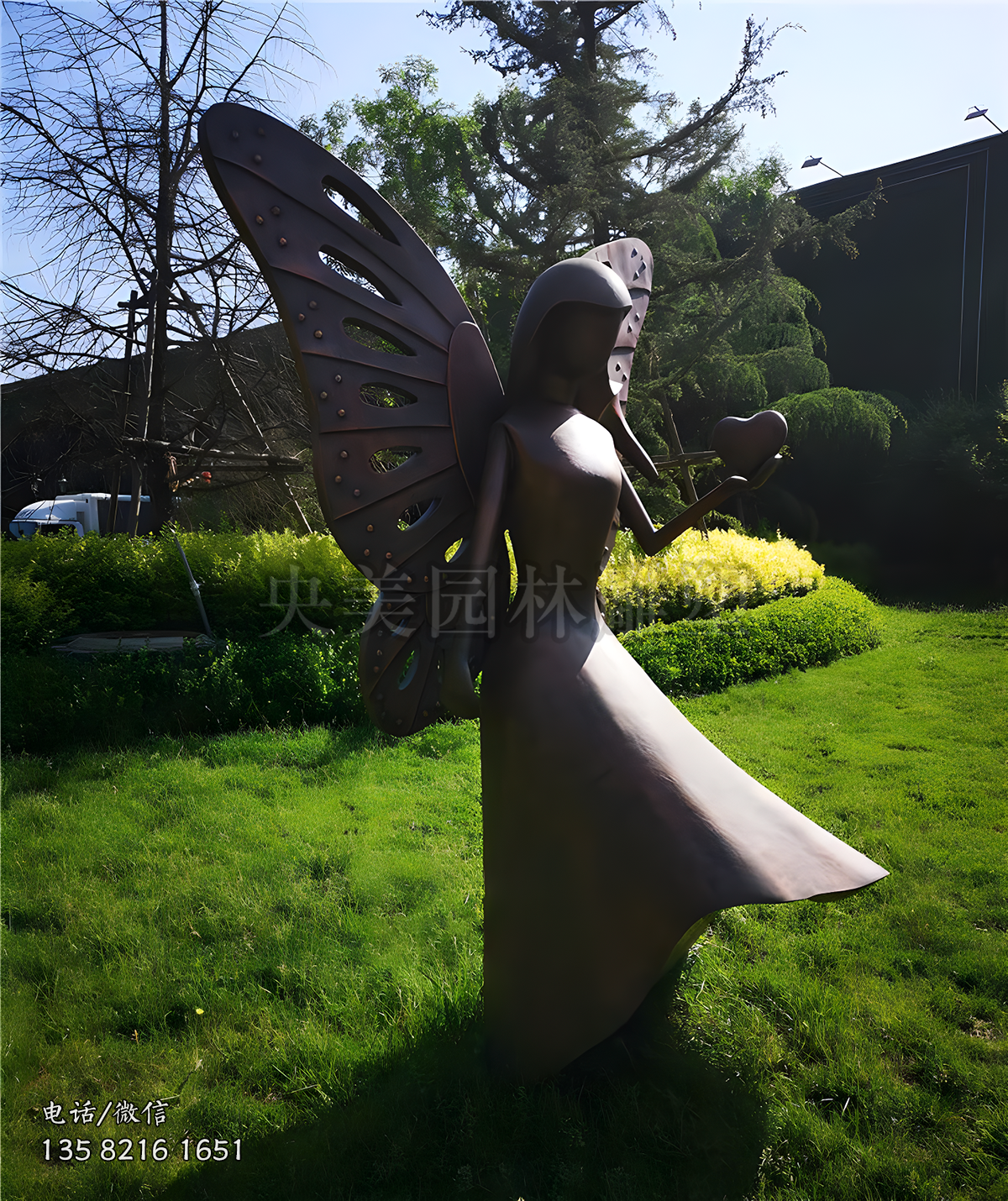 單手捧著愛心的蝴蝶仙子雕塑