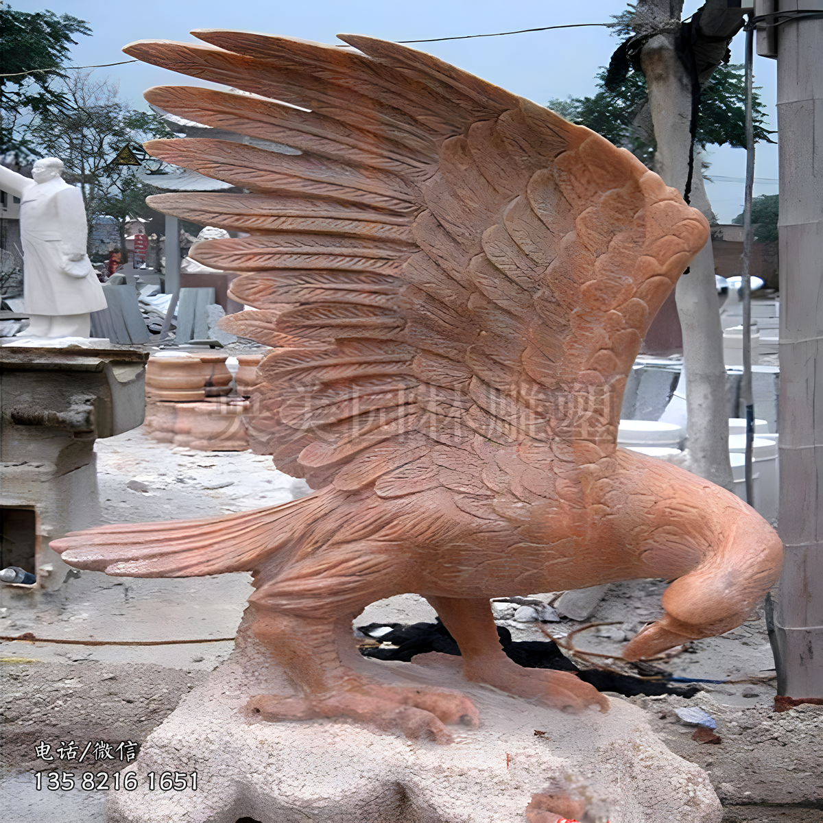 晚霞紅回頭老鷹雕塑