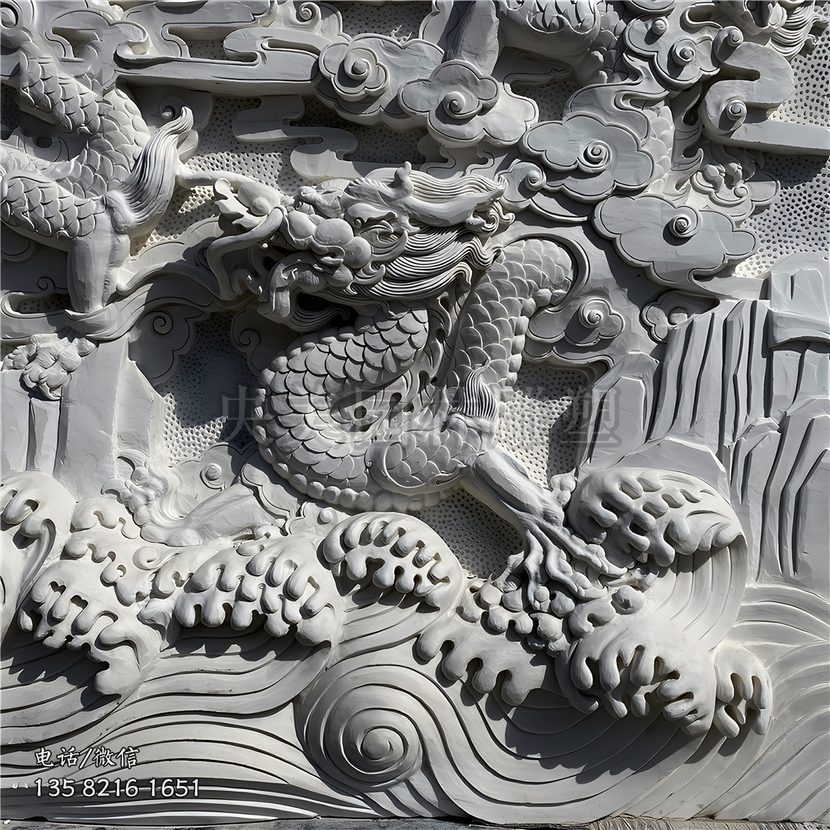 騰云駕霧的龍形浮雕