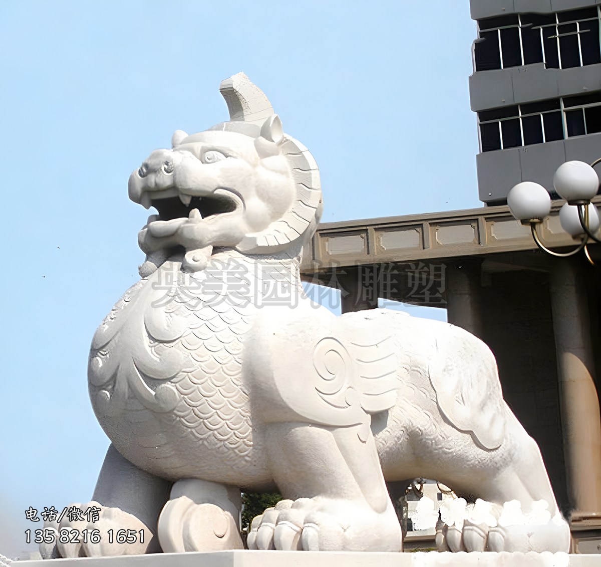 法院門(mén)口的石雕獬豸雕塑