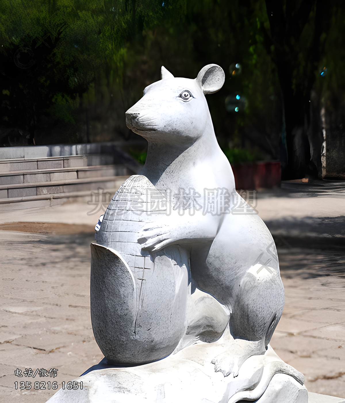 抱玉米的子鼠石雕景觀雕塑