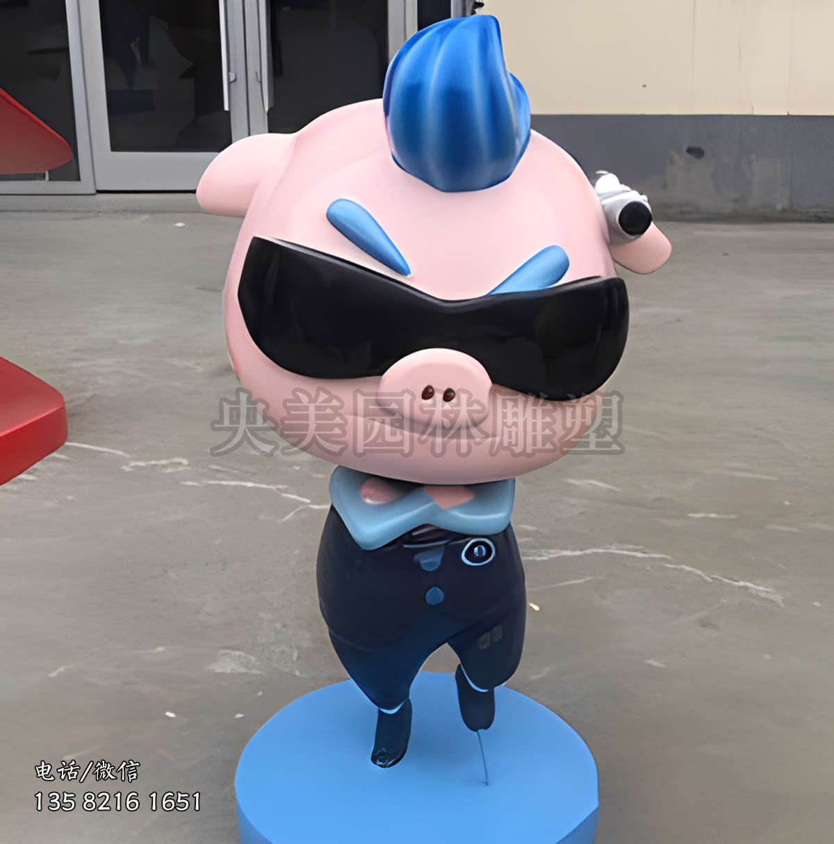 戴墨鏡的豬豬俠雕塑