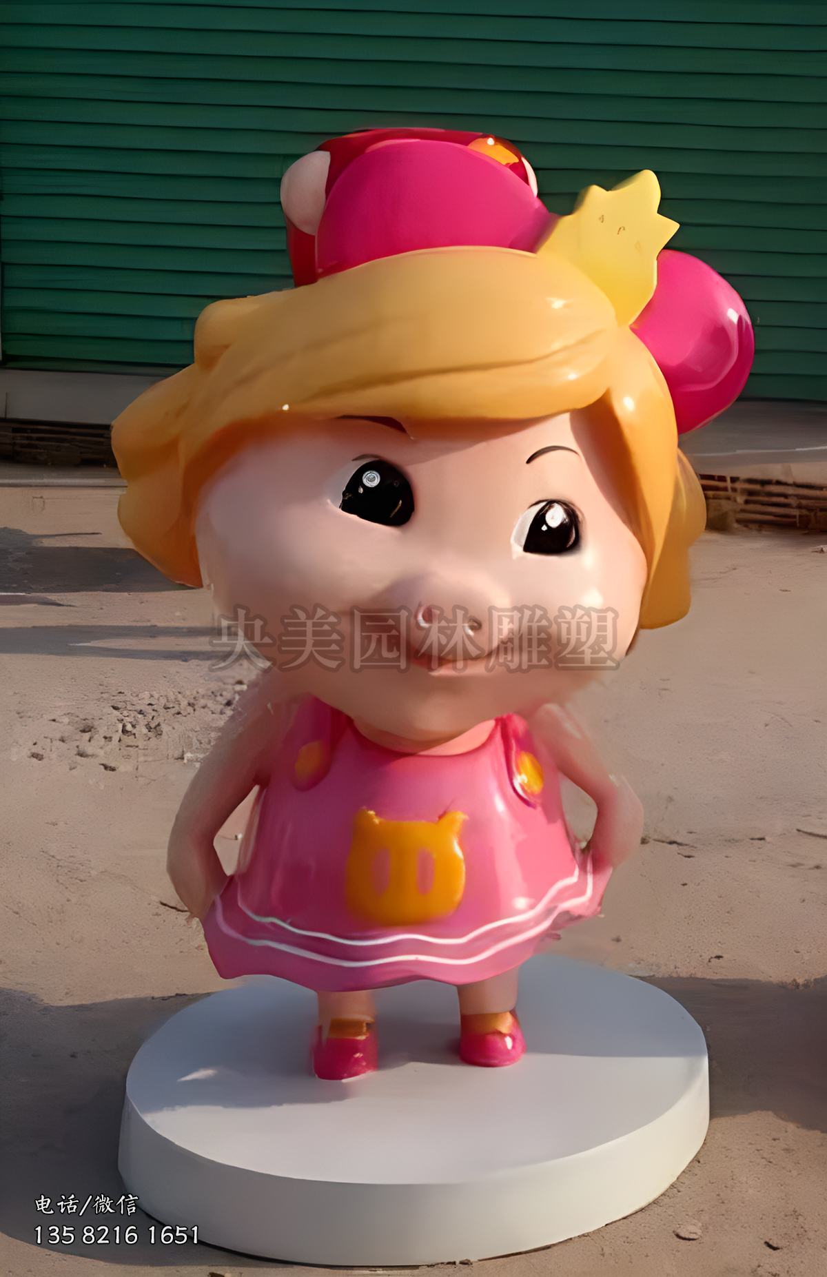 用手撩裙子的豬豬俠雕塑