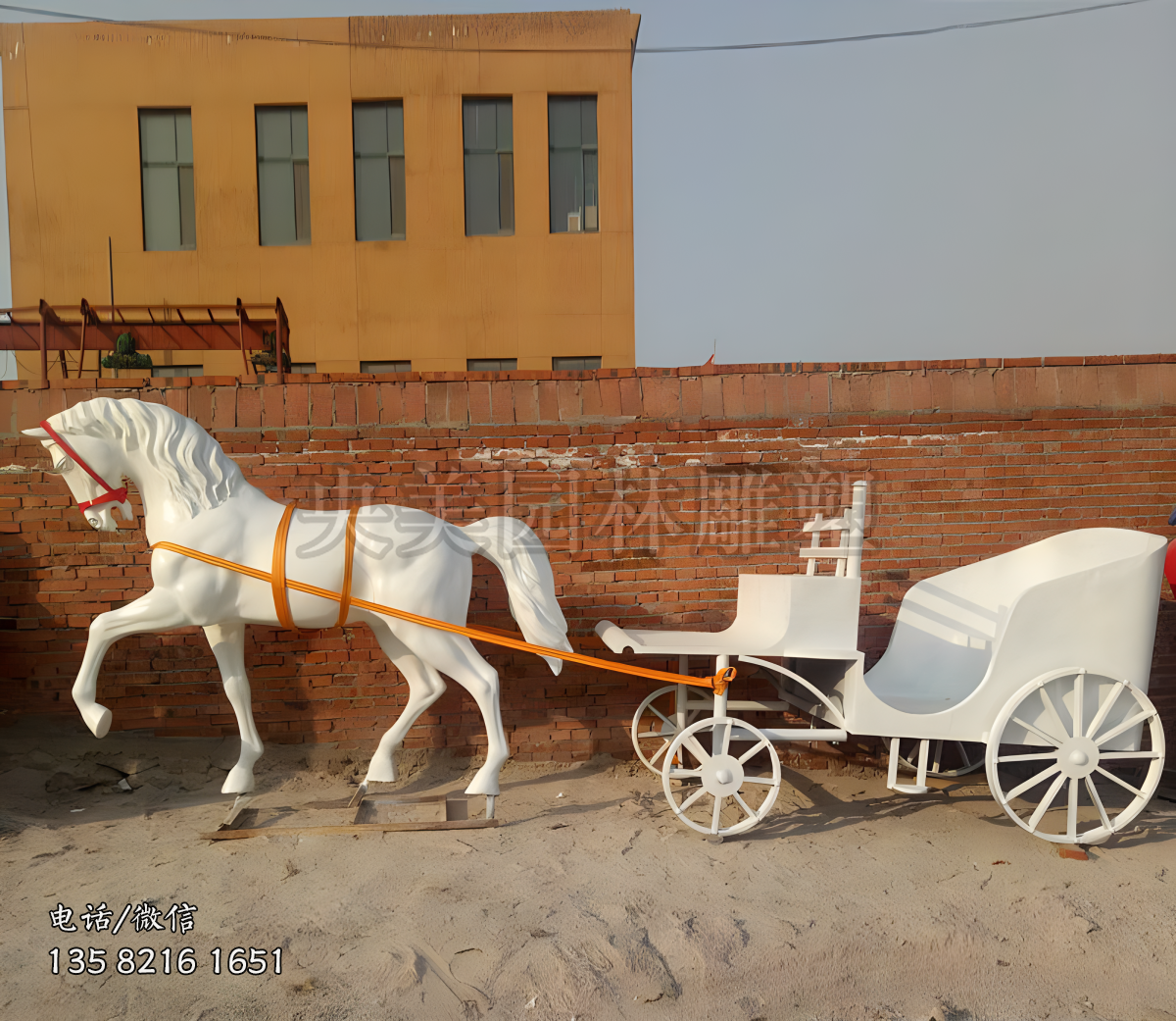 白色馬拉車景觀雕塑
