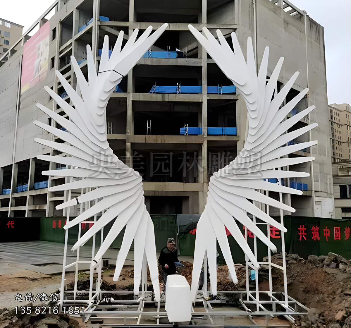 鐵藝機(jī)械造型翅膀雕塑