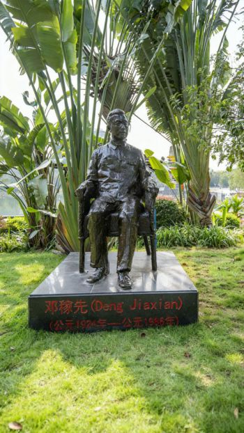 玻璃鋼仿銅鄧稼先雕塑