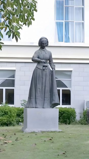 玻璃鋼南丁格爾雕塑