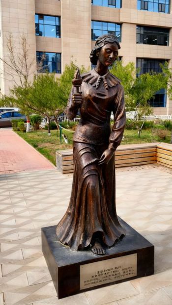 玻璃鋼南丁格爾雕塑