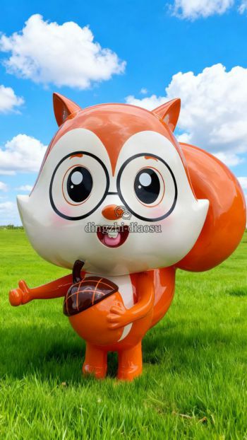 戴眼鏡抱松果玻璃鋼卡通松鼠雕塑