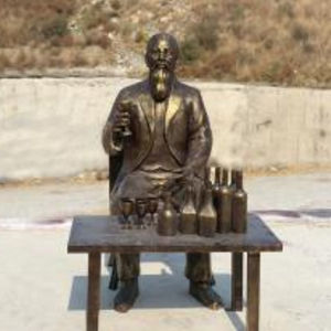 喝酒的外國老頭 酒文化玻璃鋼